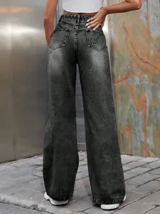 Vue arrière détaillée d'un jean taille haute à jambe large en denim noir délavé