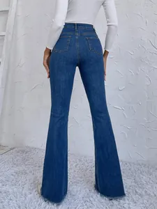 Achteraanzicht van een blauwe flare jeans met hoge taille en modieuze rafelrand