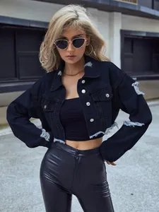 Detalle de una chaqueta vaquera corta y desgastada azul marino llevada por una modelo