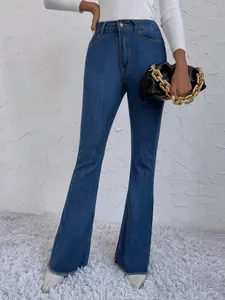 Volledig zicht op blauwe flared jeans met hoge taille, rafelrand en stretch fit