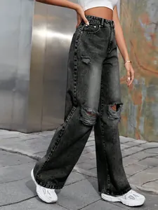 Vue complète d'un jean noir taille haute à jambes larges avec détails déchirés.