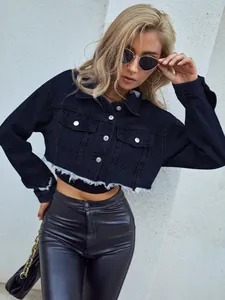 Vista detallada de una chaqueta vaquera corta de moda con dobladillo sin rematar