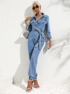 Κομψή εφαρμοστή ολόσωμη φόρμα denim με μακριά μανίκια και μια ζώνη στη μέση
