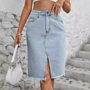Gonna midi di jeans a vita alta con spacco frontale e orlo sfrangiato alla moda.