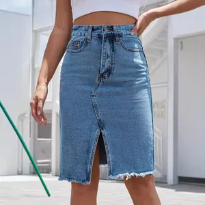 Gonna midi in denim a vita alta con spacco frontale e orlo a frange