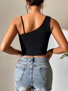 Rückansicht eines schwarzen gerippten One-Shoulder-Crop-Tops mit Jeansshorts