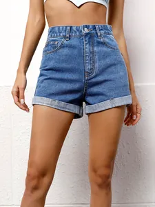 Vista frontale di pantaloncini di jeans blu a vita alta con orli risvoltati e tasche