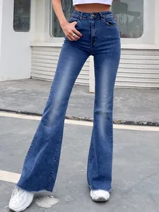 Vooraanzicht van blauwe flared jeans met hoge taille en stijlvolle onafgewerkte zoom
