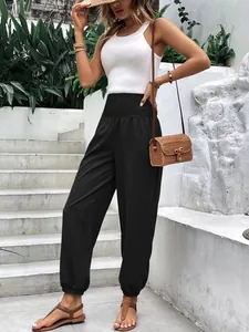 Mannequin portant un pantalon de jogging noir à taille haute avec une taille élastique
