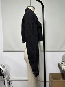 Profilo laterale di una giacca di jeans corta nera con orlo a vivo su un manichino