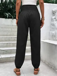 Vue arrière d'un pantalon de jogging noir à taille haute avec taille élastique