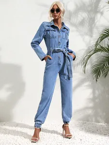 Πλήρης προβολή casual slim-fit denim ολόσωμης φόρμας με ζώνη μέσης και λεπτομέρειες