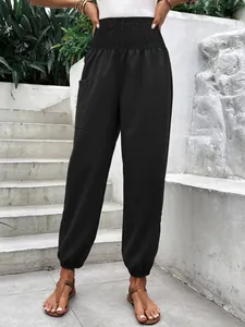 Vue détaillée d'un pantalon de jogging noir à taille haute élastique et chevilles serrées