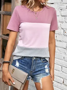 Detail van een casual dames T-shirt met korte mouwen en kleurvlakken in roze en grijs.