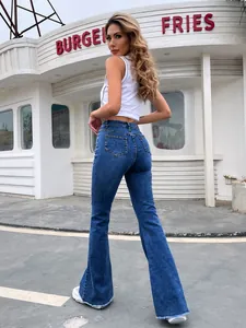 Gedetailleerd achteraanzicht van high-waist flared jeans in blauw met gerafelde zoom
