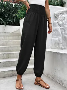 Vue détaillée du jogging noir à taille haute élastique pour femme avec poche latérale.