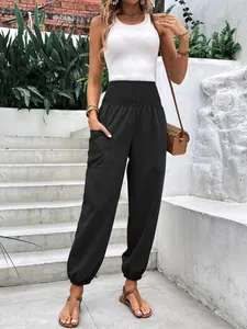 Vue d'un pantalon de jogging noir à taille haute élastique avec des poches cargo.