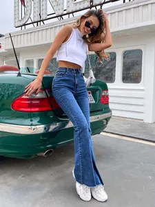Streetstyle-weergave van stretch flare-jeans met hoge taille en ruwe zoom-split