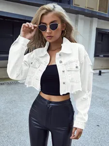 Chaqueta vaquera blanca corta y estilosa con detalles desgastados para un look urbano