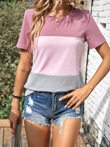 Detailweergave van een losvallend dames T-shirt met kleurvlakken in roze en grijs
