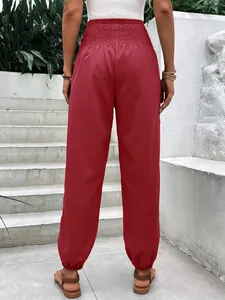 Vue arrière d'un jogging bordeaux à taille haute pour femme avec chevilles élastiques