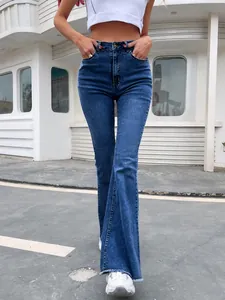 Close-up detail van blauwe flared jeans met hoge taille en een stijlvolle rafelrand