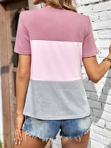 Achteraanzicht van een modieus losvallend dames-T-shirt met driekleurig blokpatroon