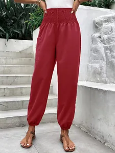 Détail du pantalon rouge à taille haute élastique avec poches et bas resserrés
