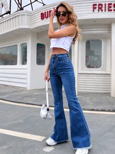 Volledige opname van blauwe flare jeans met hoge taille en onafgewerkte zoom op model.