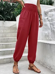 Vue détaillée d'un pantalon de jogging bordeaux à taille haute élastique et poche