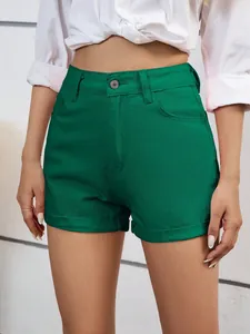 Pantaloncini di jeans verdi a vita alta con orlo risvoltato per un look estivo trendy