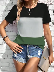 Detailweergave van een loszittend dames T-shirt met kleurblok-ontwerp in zwart, grijs en groen.