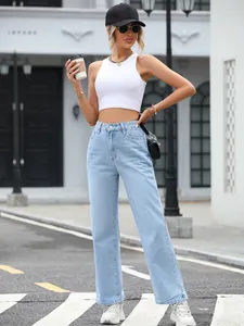 Vaqueros de talle alto y pernera recta en azul claro para un look casual actual