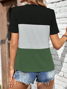Achteraanzicht van een casual dames t-shirt met kleurblokken in zwart, grijs en groen.