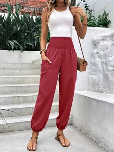 Détail du pantalon de jogging rouge à taille haute élastiquée avec poches latérales