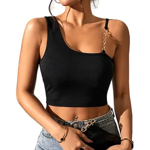 Ärmelloses schwarzes asymmetrisches geripptes Crop-Top mit modischem goldfarbenem Kettenträger