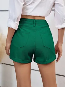 Vista posteriore di pantaloncini di jeans verdi a vita alta con tasche e risvolti