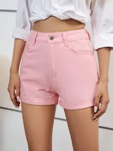 Vista dettagliata dei pantaloncini di jeans rosa a vita alta con orlo risvoltato