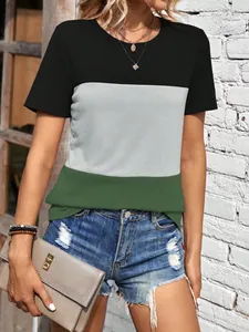 Detail van een casual dames T-shirt met een trendy kleurblokontwerp in zwart, grijs en groen.