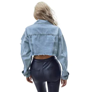 Chaqueta vaquera corta azul claro elegante con detalles desgastados, vista de espalda