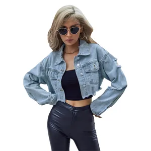 Chaqueta vaquera corta azul claro para mujer con detalles desgastados y dobladillo deshilachado