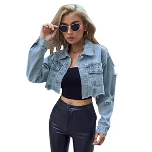 Moderna chaqueta vaquera corta azul claro con detalles rasgados en las mangas largas