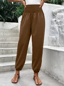 Détail d'un pantalon de jogging marron à taille haute élastique smockée pour femme