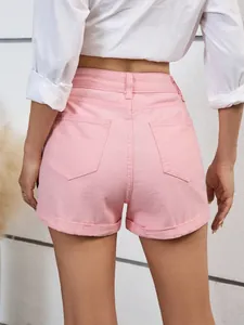Dettaglio vista posteriore shorts di jeans rosa a vita alta con orli e tasche posteriori