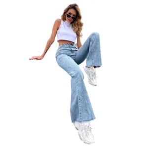Modieuze lichtblauwe flared denim jeans met hoge taille en gerafelde zoom details