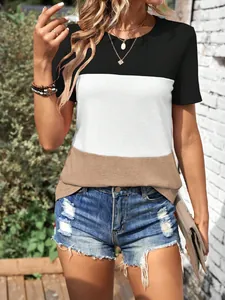 Detailopname van een casual los dames-T-shirt met kleurvlakken in zwart en wit.