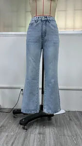 Vaqueros de mezclilla azul claro de talle alto y pierna recta mostrados en un maniquí.