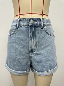 Pantaloncini in denim a vita alta lavaggio chiaro con orlo risvoltato e vestibilità ampia rilassata