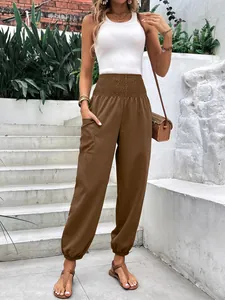 Détail en gros plan du pantalon de jogging marron à taille haute avec poches pour femme