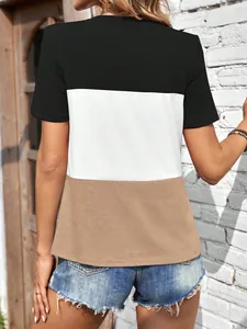 Achteraanzicht van een casual kleurblok T-shirt met zwarte, witte en kaki panelen.